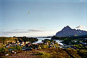 Le isole Lofoten Norvegia. Panorami di Kabelvag (Austvagoya) con lo Storvagan, l'immenso blocco di granito del Vagekallen (942 m), punto di riferimento famoso nei panorami di questa zona. 